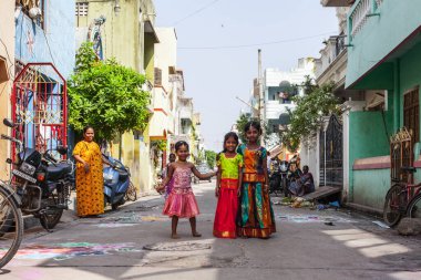 Pondicherry, Hindistan - 17 Aralık 2016. Geleneksel Hint kıyafetleri içinde küçük güzel kızlar. Hindu Pongal festivali sırasında..