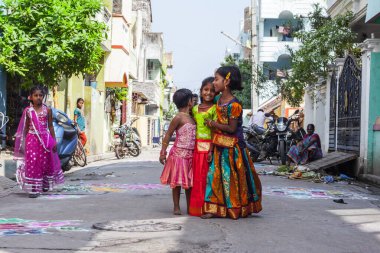Pondicherry, Hindistan - 17 Aralık 2016. Geleneksel Hint kıyafetleri içinde küçük güzel kızlar. Hindu Pongal festivali sırasında..