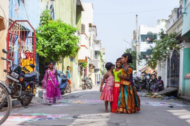 Pondicherry, Hindistan - 17 Aralık 2016. Geleneksel Hint kıyafetleri içinde küçük güzel kızlar. Hindu Pongal festivali sırasında..