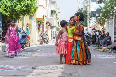 Pondicherry, Hindistan - 17 Aralık 2016. Geleneksel Hint kıyafetleri içinde küçük güzel kızlar. Hindu Pongal festivali sırasında..