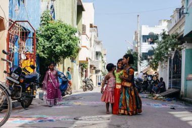 Pondicherry, Hindistan - 17 Aralık 2016. Geleneksel Hint kıyafetleri içinde küçük güzel kızlar. Hindu Pongal festivali sırasında..