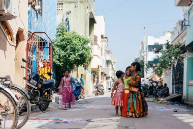 Pondicherry, Hindistan - 17 Aralık 2016. Geleneksel Hint kıyafetleri içinde küçük güzel kızlar. Hindu Pongal festivali sırasında..