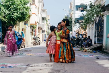 Pondicherry, Hindistan - 17 Aralık 2016. Geleneksel Hint kıyafetleri içinde küçük güzel kızlar. Hindu Pongal festivali sırasında..