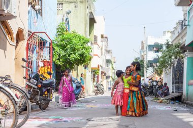 Pondicherry, Hindistan - 17 Aralık 2016. Geleneksel Hint kıyafetleri içinde küçük güzel kızlar. Hindu Pongal festivali sırasında..