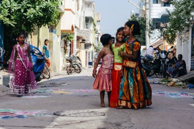 Pondicherry, Hindistan - 17 Aralık 2016. Geleneksel Hint kıyafetleri içinde küçük güzel kızlar. Hindu Pongal festivali sırasında..