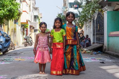 Pondicherry, Hindistan - 17 Aralık 2016. Geleneksel Hint kıyafetleri içinde küçük güzel kızlar. Hindu Pongal festivali sırasında..