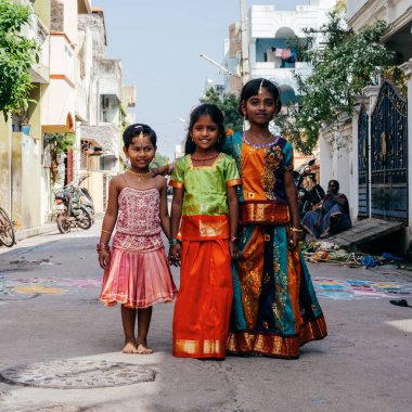 Pondicherry, Hindistan - 17 Aralık 2016. Geleneksel Hint kıyafetleri içinde küçük güzel kızlar. Hindu Pongal festivali sırasında..