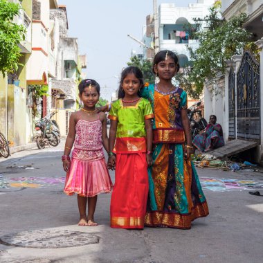 Pondicherry, Hindistan - 17 Aralık 2016. Geleneksel Hint kıyafetleri içinde küçük güzel kızlar. Hindu Pongal festivali sırasında..