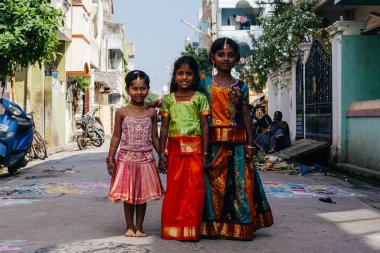 Pondicherry, Hindistan - 17 Aralık 2016. Geleneksel Hint kıyafetleri içinde küçük güzel kızlar. Hindu Pongal festivali sırasında..