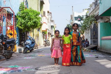 Pondicherry, Hindistan - 17 Aralık 2016. Geleneksel Hint kıyafetleri içinde küçük güzel kızlar. Hindu Pongal festivali sırasında..