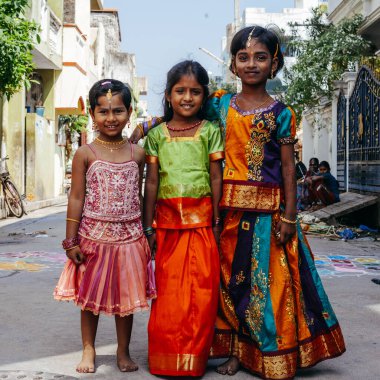 Pondicherry, Hindistan - 17 Aralık 2016. Geleneksel Hint kıyafetleri içinde küçük güzel kızlar. Hindu Pongal festivali sırasında..