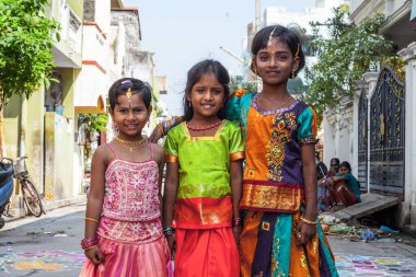 Pondicherry, Hindistan - 17 Aralık 2016. Geleneksel Hint kıyafetleri içinde küçük güzel kızlar. Hindu Pongal festivali sırasında..