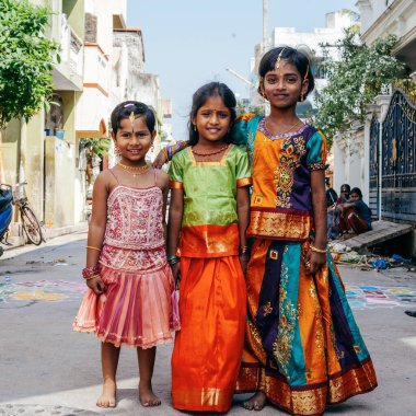 Pondicherry, Hindistan - 17 Aralık 2016. Geleneksel Hint kıyafetleri içinde küçük güzel kızlar. Hindu Pongal festivali sırasında..