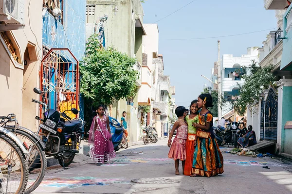 Pondicherry, Hindistan - 17 Aralık 2016. Geleneksel Hint kıyafetleri içinde küçük güzel kızlar. Hindu Pongal festivali sırasında..
