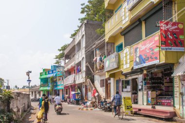 Pondicherry, Hindistan, 15 Ocak 2015: Pondicherry sokağı, güzel çarpıcı renklerdeki geleneksel evlerle huzurlu