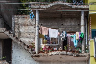 Pondicherry, Hindistan, 15 Ocak 2015: Pondicherry sokağı, güzel çarpıcı renklerdeki geleneksel evlerle huzurlu