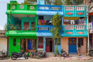 Pondicherry, Hindistan, 15 Ocak 2015: Pondicherry sokağı, güzel çarpıcı renklerdeki geleneksel evlerle huzurlu