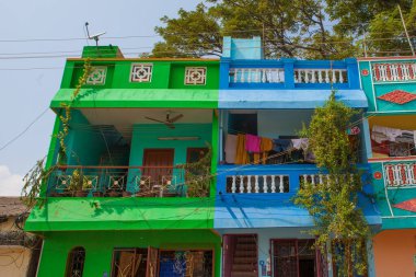 Pondicherry, Hindistan, 15 Ocak 2015: Pondicherry sokağı, güzel çarpıcı renklerdeki geleneksel evlerle huzurlu