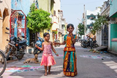Pondicherry, Hindistan - 17 Aralık 2016. Geleneksel Hint kıyafetleri içinde küçük güzel kızlar. Hindu Pongal festivali sırasında..