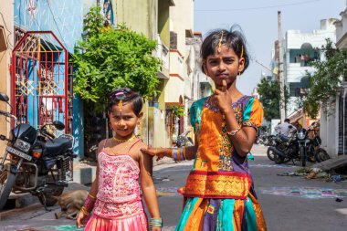 Pondicherry, Hindistan - 17 Aralık 2016. Geleneksel Hint kıyafetleri içinde küçük güzel kızlar. Hindu Pongal festivali sırasında..