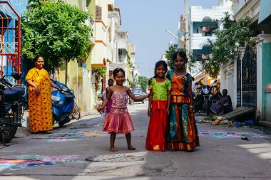 Pondicherry, Hindistan - 17 Aralık 2016. Geleneksel Hint kıyafetleri içinde küçük güzel kızlar. Hindu Pongal festivali sırasında..