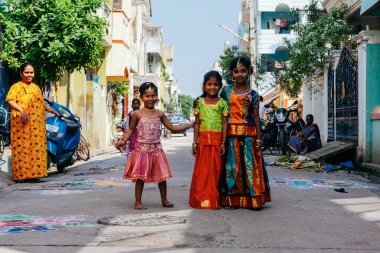 Pondicherry, Hindistan - 17 Aralık 2016. Geleneksel Hint kıyafetleri içinde küçük güzel kızlar. Hindu Pongal festivali sırasında..