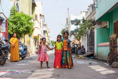 Pondicherry, Hindistan - 17 Aralık 2016. Geleneksel Hint kıyafetleri içinde küçük güzel kızlar. Hindu Pongal festivali sırasında..