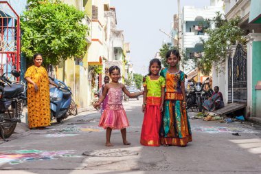 Pondicherry, Hindistan - 17 Aralık 2016. Geleneksel Hint kıyafetleri içinde küçük güzel kızlar. Hindu Pongal festivali sırasında..