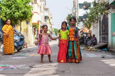 Pondicherry, Hindistan - 17 Aralık 2016. Geleneksel Hint kıyafetleri içinde küçük güzel kızlar. Hindu Pongal festivali sırasında..