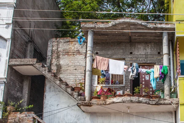 Pondicherry, Hindistan, 15 Ocak 2015: Pondicherry sokağı, güzel çarpıcı renklerdeki geleneksel evlerle huzurlu