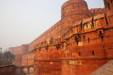Agra, Uttar pradesh, Hindistan - 2 Şubat 2022: Kızıl Delhi Agra Kalesi, Hindistan 'ın turistik merkezlerinden biri. Agra Kalesi tarihi bir kırmızı kumtaşı kalesi ve UNESCO Dünya Mirası Alanı 'dır.
