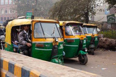 Agra, Uttar Pradesh, Hindistan - 2 Şubat 2022: Agra 'nın kalabalık caddelerinde insanlarla, arabalarla, rikshawlarla ve hayvanlarla yol trafiği.