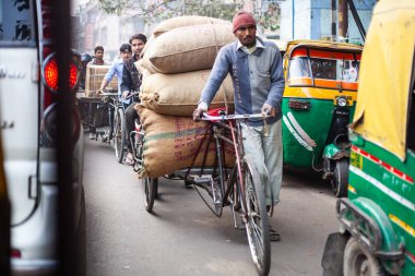 Agra, Uttar Pradesh, Hindistan - 2 Şubat 2022: Agra 'nın kalabalık caddelerinde insanlarla, arabalarla, rikshawlarla ve hayvanlarla yol trafiği.