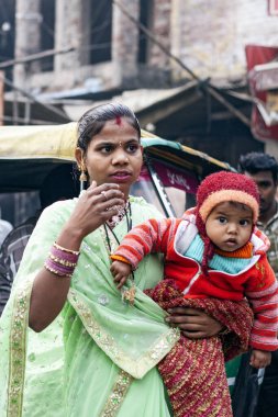 Agra, Uttar Pradesh, Hindistan - 2 Şubat 2022: Agra 'nın kalabalık caddelerinde insanlarla, arabalarla, rikshawlarla ve hayvanlarla yol trafiği.