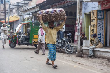 Agra, Uttar Pradesh, Hindistan - 2 Şubat 2022: Agra 'nın kalabalık caddelerinde insanlarla, arabalarla, rikshawlarla ve hayvanlarla yol trafiği.