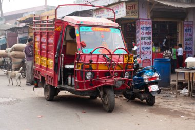 Agra, Uttar Pradesh, Hindistan - 2 Şubat 2022: Agra 'nın kalabalık caddelerinde insanlarla, arabalarla, rikshawlarla ve hayvanlarla yol trafiği.