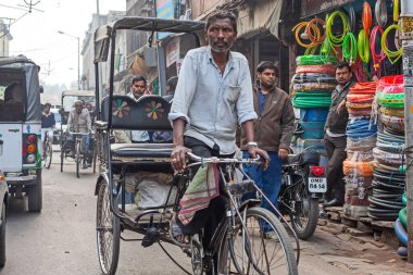 Agra, Uttar Pradesh, Hindistan - 2 Şubat 2022: Agra 'nın kalabalık caddelerinde insanlarla, arabalarla, rikshawlarla ve hayvanlarla yol trafiği.