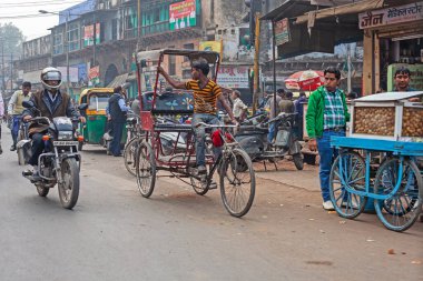 Agra, Uttar Pradesh, Hindistan - 2 Şubat 2022: Agra 'nın kalabalık caddelerinde insanlarla, arabalarla, rikshawlarla ve hayvanlarla yol trafiği.