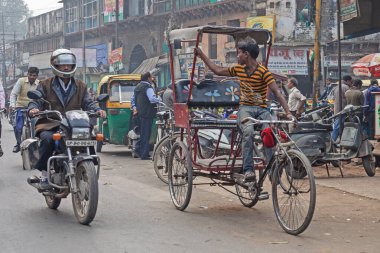 Agra, Uttar Pradesh, Hindistan - 2 Şubat 2022: Agra 'nın kalabalık caddelerinde insanlarla, arabalarla, rikshawlarla ve hayvanlarla yol trafiği.