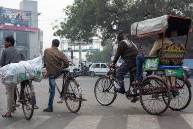Agra, Uttar Pradesh, Hindistan - 2 Şubat 2022: Agra 'nın kalabalık caddelerinde insanlarla, arabalarla, rikshawlarla ve hayvanlarla yol trafiği.