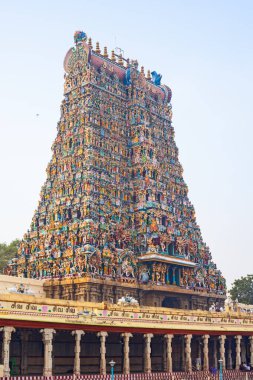 Madurai, Tamil Nadu, Hindistan - 4 Ocak 2022: Güney Hindistan 'daki Meenakshi hindu tapınağı. Hindu tapınağı Gopura Kulesi 'ndeki heykeller..