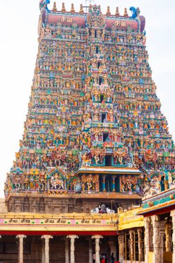 Madurai, Tamil Nadu, Hindistan - 4 Ocak 2022: Güney Hindistan 'daki Meenakshi hindu tapınağı. Hindu tapınağı Gopura Kulesi 'ndeki heykeller..