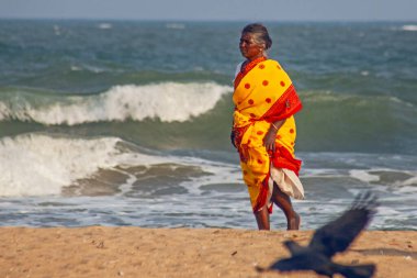 Mamallapuram, Tamil Nadu, Hindistan - 23 Ocak 2022: Mamallapuram plajında, Mamallapuram Hint Geleneksel Dans Festivali sırasında geleneksel giysiler giyen insanlar