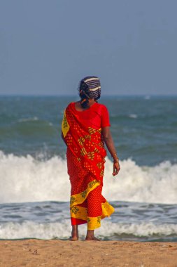 Mamallapuram, Tamil Nadu, Hindistan - 23 Ocak 2022: Mamallapuram plajında, Mamallapuram Hint Geleneksel Dans Festivali sırasında geleneksel giysiler giyen insanlar