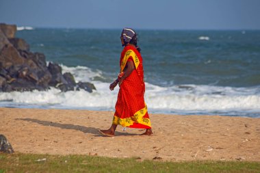 Mamallapuram, Tamil Nadu, Hindistan - 23 Ocak 2022: Mamallapuram plajında, Mamallapuram Hint Geleneksel Dans Festivali sırasında geleneksel giysiler giyen insanlar