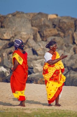 Mamallapuram, Tamil Nadu, Hindistan - 23 Ocak 2022: Mamallapuram plajında, Mamallapuram Hint Geleneksel Dans Festivali sırasında geleneksel giysiler giyen insanlar