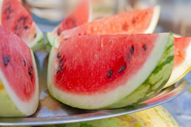 Taze kırmızı sulu karpuz Güney Hindistan 'da bir kumsal aldı.