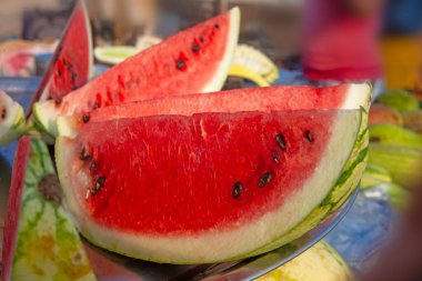 Taze kırmızı sulu karpuz Güney Hindistan 'da bir kumsal aldı.