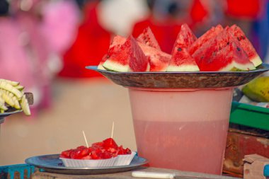 Taze kırmızı sulu karpuz Güney Hindistan 'da bir kumsal aldı.