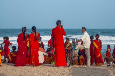 Mamallapuram, Tamil Nadu, Hindistan - 23 Ocak 2022: Mamallapuram plajında, Mamallapuram Hint Geleneksel Dans Festivali sırasında geleneksel giysiler giyen insanlar